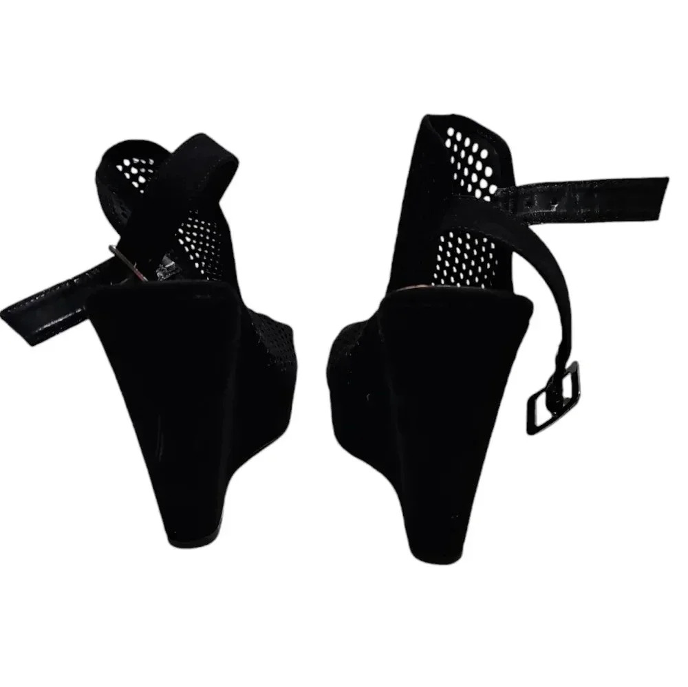 Chinese Laundry Black Peep Toe Wedge Sandals Perforated Slingback Size 8 Y2K 90s - Picture 5 of 7